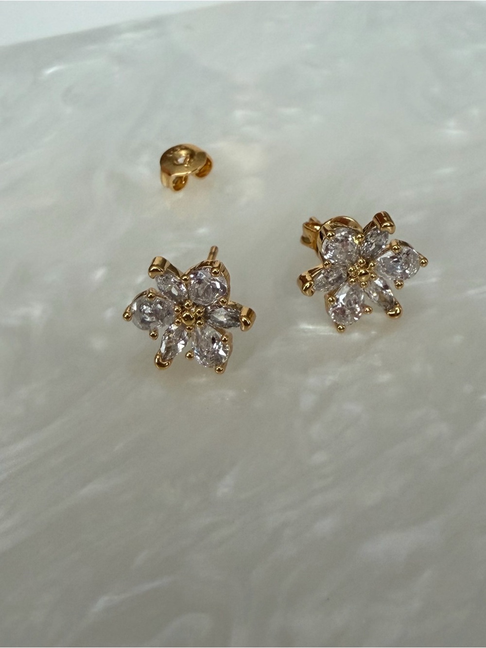 Pandora // Sparkling Herbarium Cluster Stud Earrings // Gold // Flower